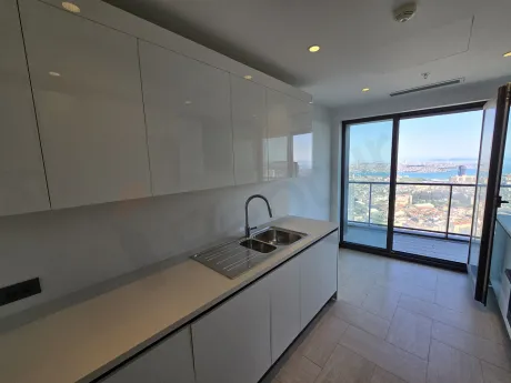 Modern tasarımlı, geniş ve aydınlık mutfak alanı.