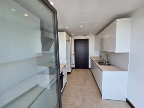 İstanbul Şişli'de yer alan bir rezidans dairesinin modern ve geniş mutfak alanı.