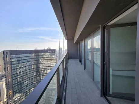 Geniş ve şehir manzaralı modern bir daire balkonu