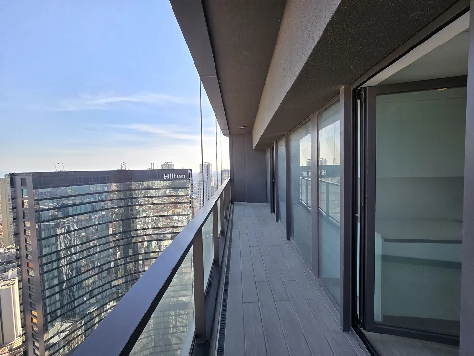 Geniş ve şehir manzaralı modern bir daire balkonu