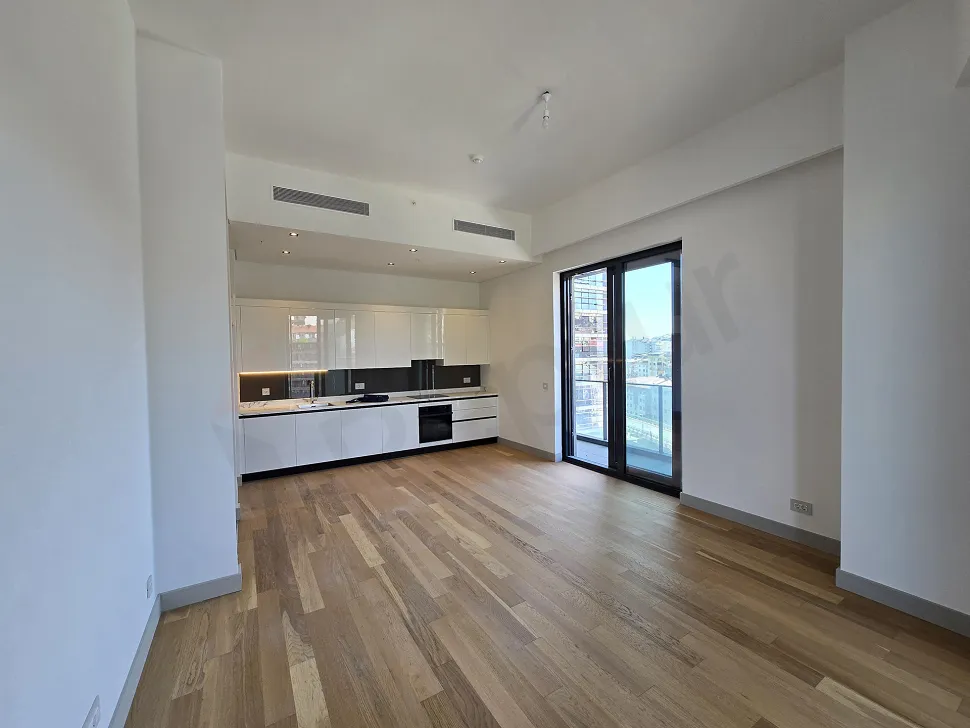 Şişli'deki modern bir rezidans dairesinin geniş ve aydınlık yemek odası alanı.