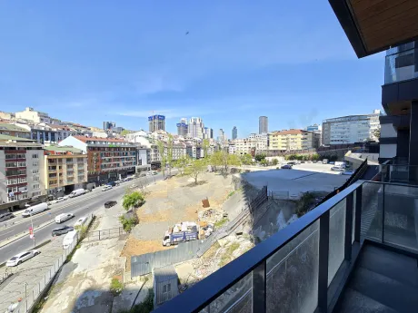 Şişli'de şehir manzarasına sahip modern bir apartman dairesinin geniş balkon alanı.