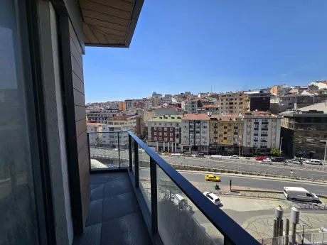 Şişli'deki modern rezidans dairesinin şehir manzarasına açılan geniş balkonu.
