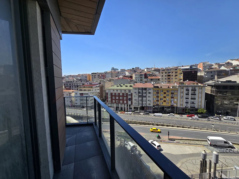 Şişli'deki modern rezidans dairesinin şehir manzarasına açılan geniş balkonu.