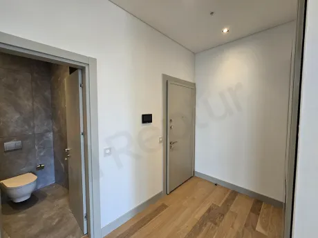 Modern tasarımlı daire içi merdiven ve iç mekan detayları.