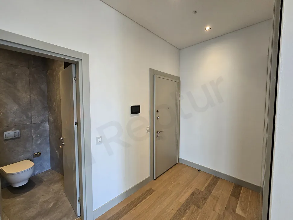 Modern tasarımlı daire içi merdiven ve iç mekan detayları.