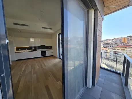 Şişli'de modern bir rezidans dairesinin geniş ve şehir manzaralı balkon alanı.
