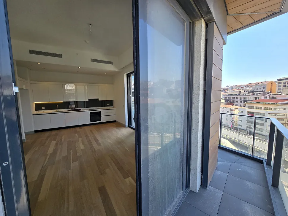 Şişli'de modern bir rezidans dairesinin geniş ve şehir manzaralı balkon alanı.
