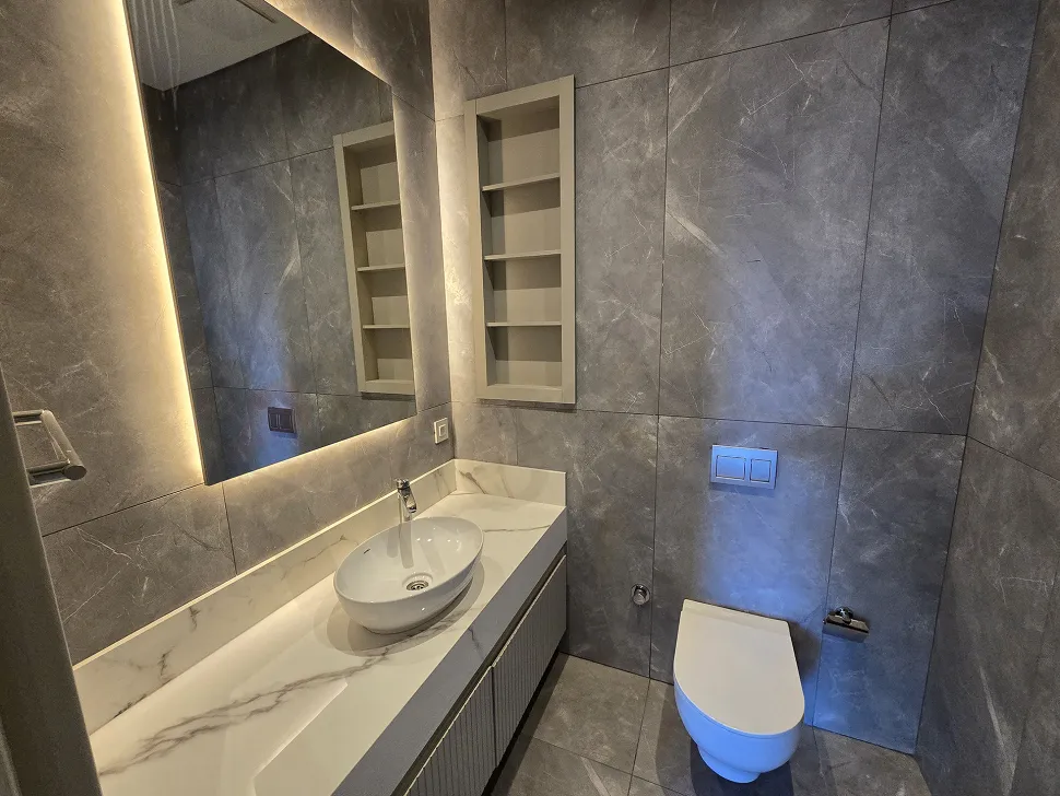 Modern tasarıma sahip, geniş ve ferah banyo iç mekanı.