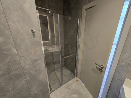 Modern ve şık tasarımlı, kaliteli armatürlere sahip lüks rezidans banyosu.