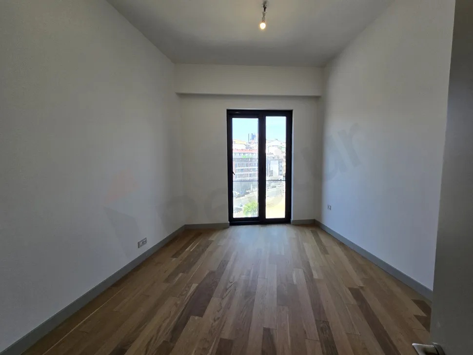 Modern tasarımlı, geniş ve aydınlık bir yatak odası görünümü.