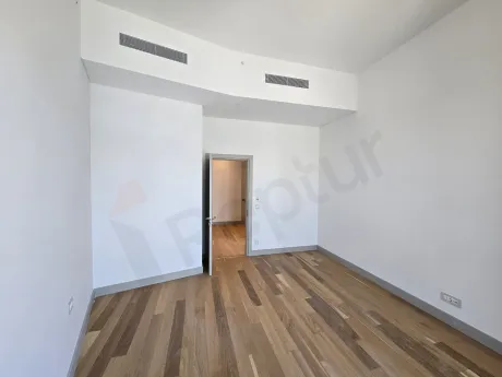 Modern ve geniş bir yatak odasının iç mekan görünümü.