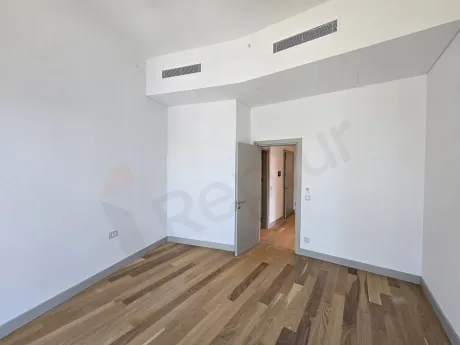 Şişli'de modern bir rezidans dairesinin geniş ve aydınlık yatak odası alanı.