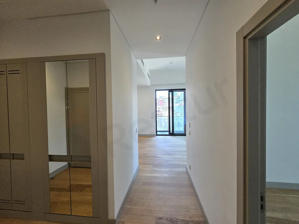 Modern tasarımlı daire içi merdiven ve basamak detayları.