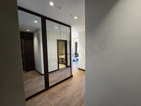 Modern bir rezidans dairesinin giriş kapısı ve antre alanı.