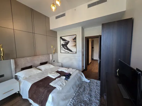 Modern ve aydınlık bir yatak odası iç mekanı.