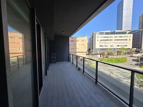 Şişli'deki modern bir rezidans dairesinin geniş ve ferah balkon görüntüsü.