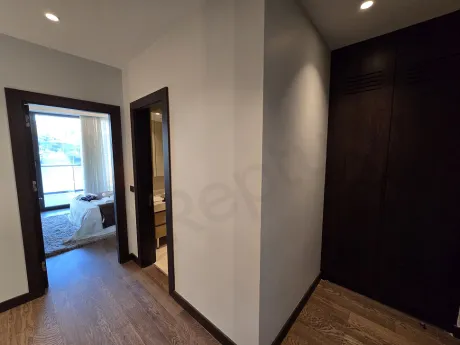 Modern bir rezidans dairesinin içindeki şık ve minimalist merdiven tasarımı.