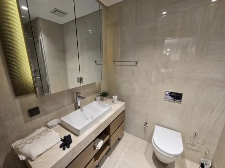 Modern ve şık tasarımlı lüks bir banyo iç mekanı.