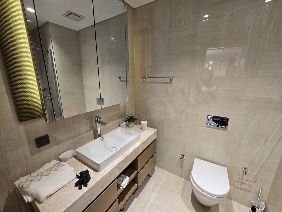 Modern ve şık tasarımlı lüks bir banyo iç mekanı.