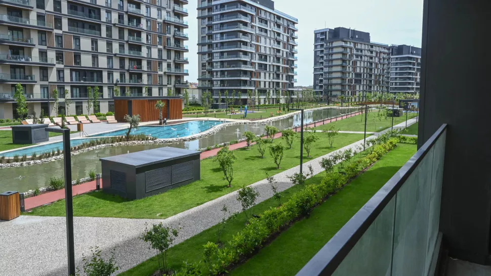 Bahçelievler Satılık Lüks Daire: 180m2, Kapalı Havuz ve Sosyal Donatılı