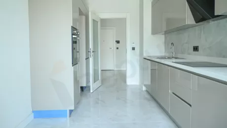 Bahçelievler Satılık Lüks Daire: 180m2, Kapalı Havuz ve Sosyal Donatılı
