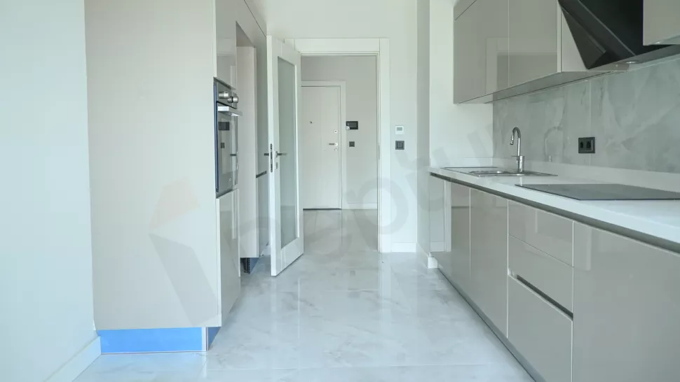 Bahçelievler Satılık Lüks Daire: 180m2, Kapalı Havuz ve Sosyal Donatılı