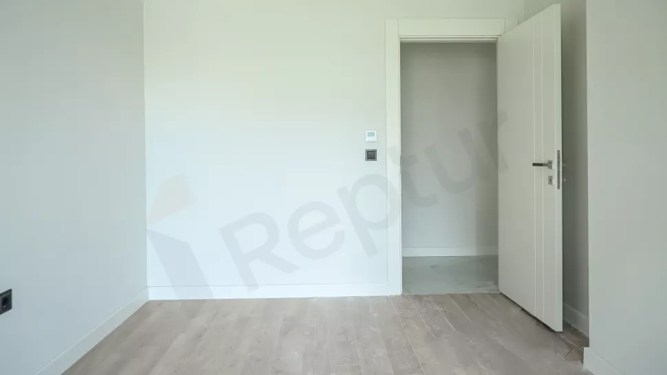 Bahçelievler Satılık Lüks Daire: 180m2, Kapalı Havuz ve Sosyal Donatılı
