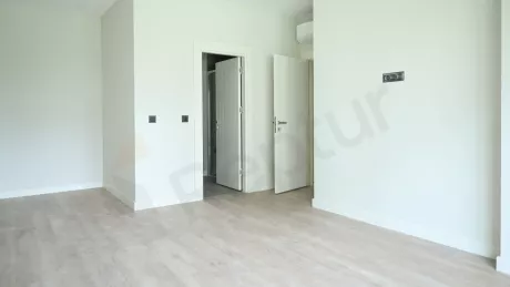 Bahçelievler Satılık Lüks Daire: 180m2, Kapalı Havuz ve Sosyal Donatılı