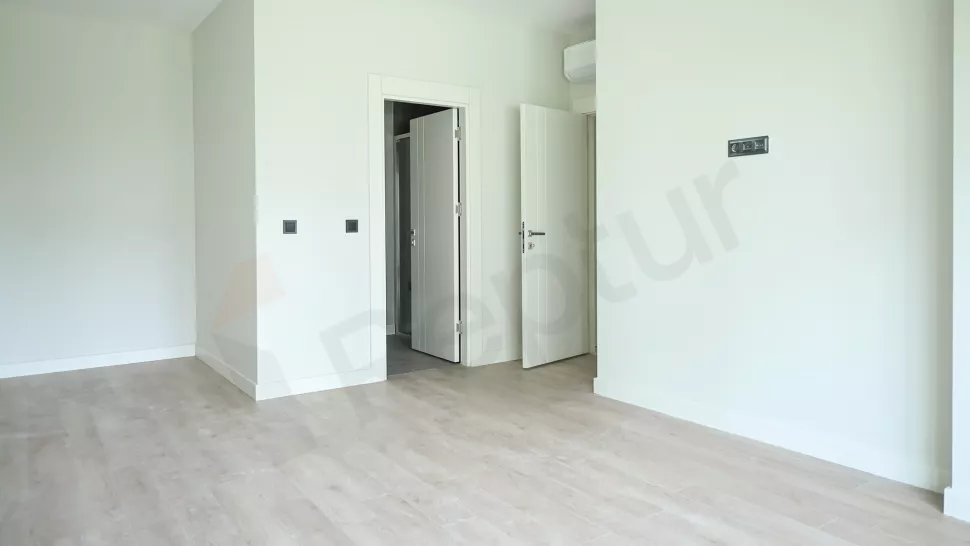Bahçelievler Satılık Lüks Daire: 180m2, Kapalı Havuz ve Sosyal Donatılı