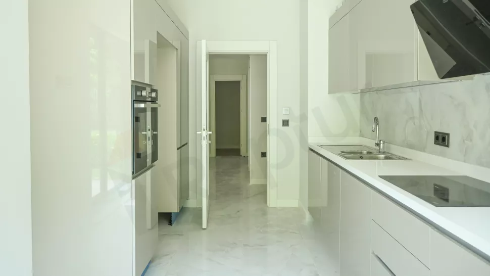 Bahçelievler'de Satılık 229m2 Lüks Daire - Sosyal Tesisli ve Havuzlu
