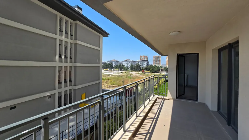 Beylikdüzü'nde bir apartman dairesinin geniş ve şehir manzaralı modern balkonu.
