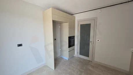 İstanbul Beylikdüzü'nde modern ve geniş bir dairenin mutfak alanı.