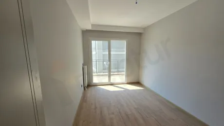 Yeni bir konut projesinde yer alan modern ve ferah yatak odası tasarımı.