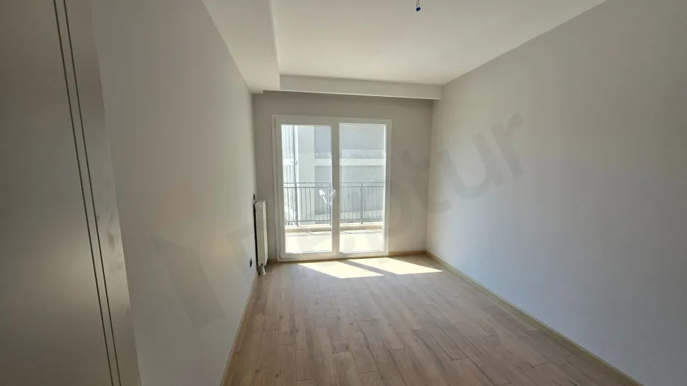 Yeni bir konut projesinde yer alan modern ve ferah yatak odası tasarımı.