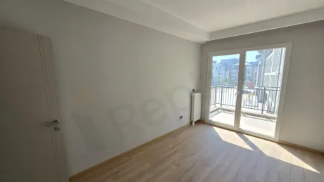 Modern ve geniş bir yatak odası iç mekan görünümü.