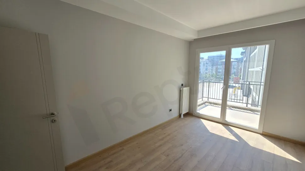 Modern ve geniş bir yatak odası iç mekan görünümü.