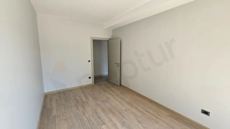 Modern ve geniş bir yatak odası alanı.
