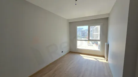 Beylikdüzü'nde yeni bir dairenin modern tasarımlı ve geniş yatak odası görseli.