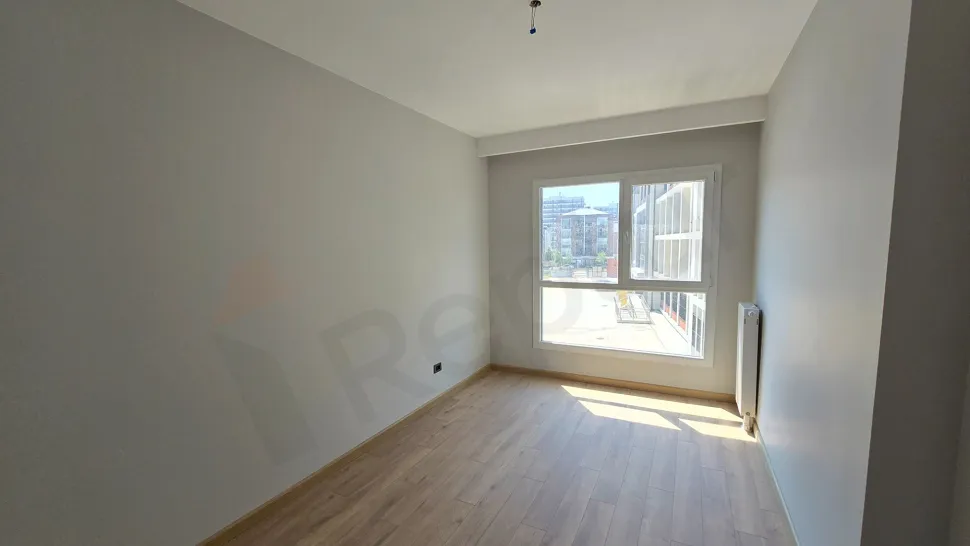 Beylikdüzü'nde yeni bir dairenin modern tasarımlı ve geniş yatak odası görseli.