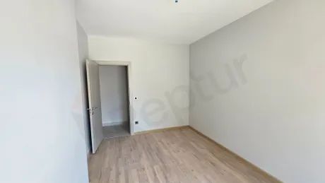 Modern mimariye sahip, geniş ve gün ışığı alan ferah yatak odası iç mekanı.
