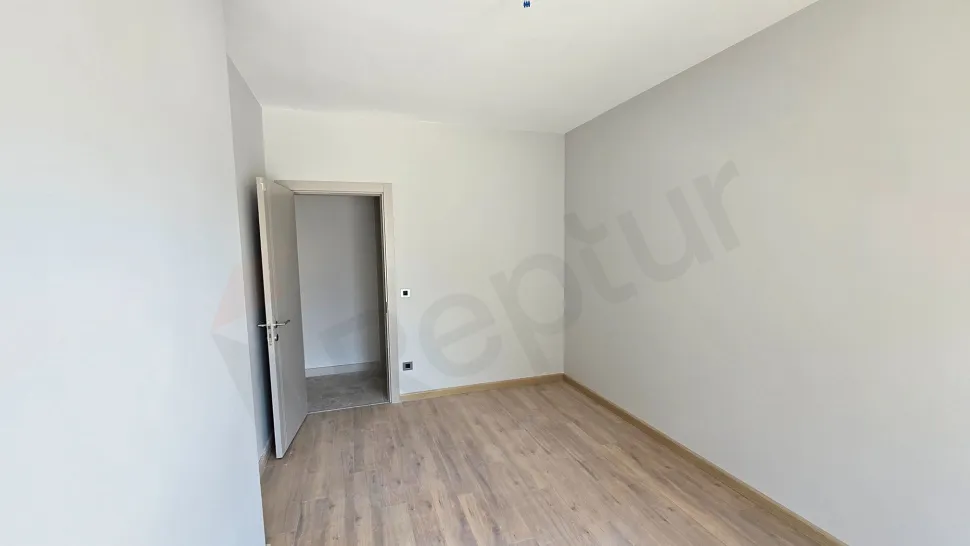 Modern mimariye sahip, geniş ve gün ışığı alan ferah yatak odası iç mekanı.