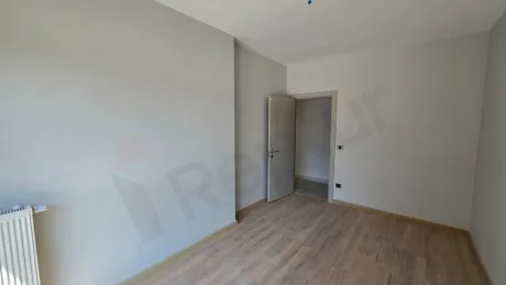İstanbul Beylikdüzü'nde modern ve geniş tasarımlı, gün ışığı alan bir yatak odası görseli.