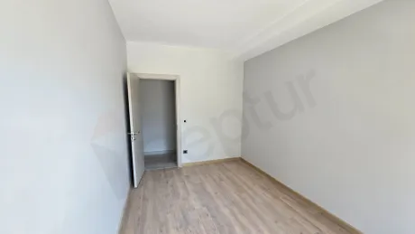 Modern tasarımlı, geniş ve aydınlık bir yatak odasının iç mekan görünümü.