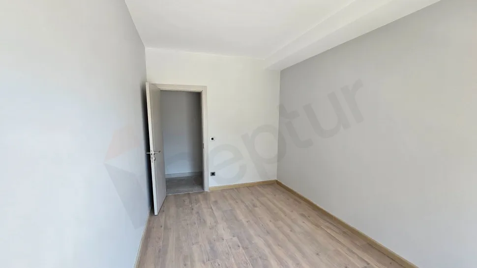 Modern tasarımlı, geniş ve aydınlık bir yatak odasının iç mekan görünümü.