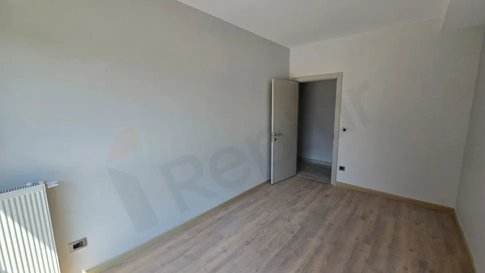 Geniş ve aydınlık bir modern yatak odası iç mekanı.