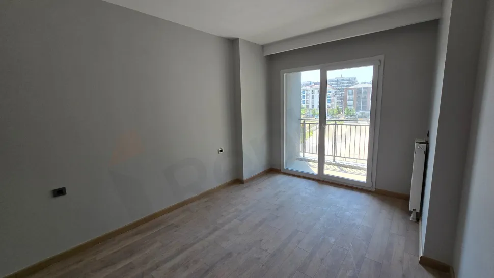 İstanbul Beylikdüzü'ndeki lüks dairenin modern ve geniş tasarımlı yatak odası görseli.