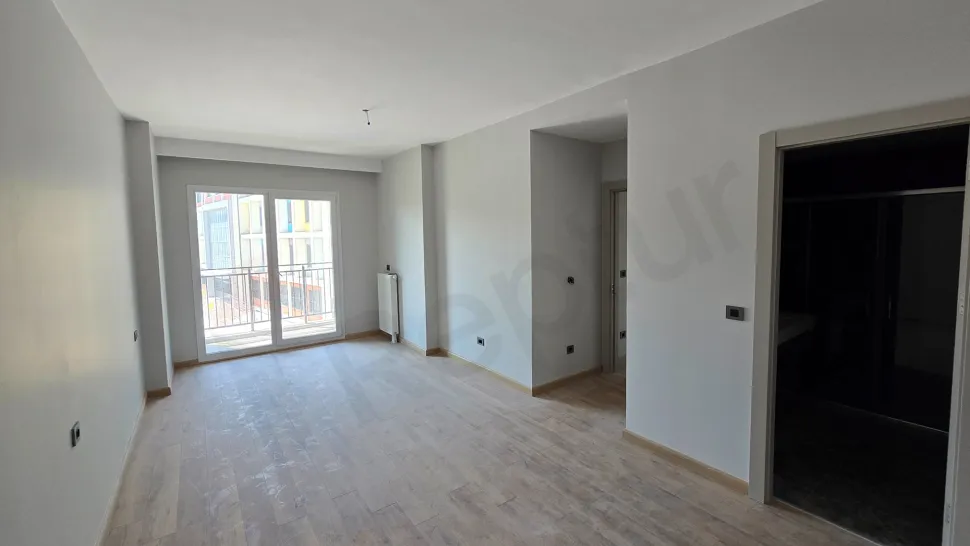 İstanbul Beylikdüzü'nde modern tasarımlı, geniş ve aydınlık bir yatak odası görünümü.