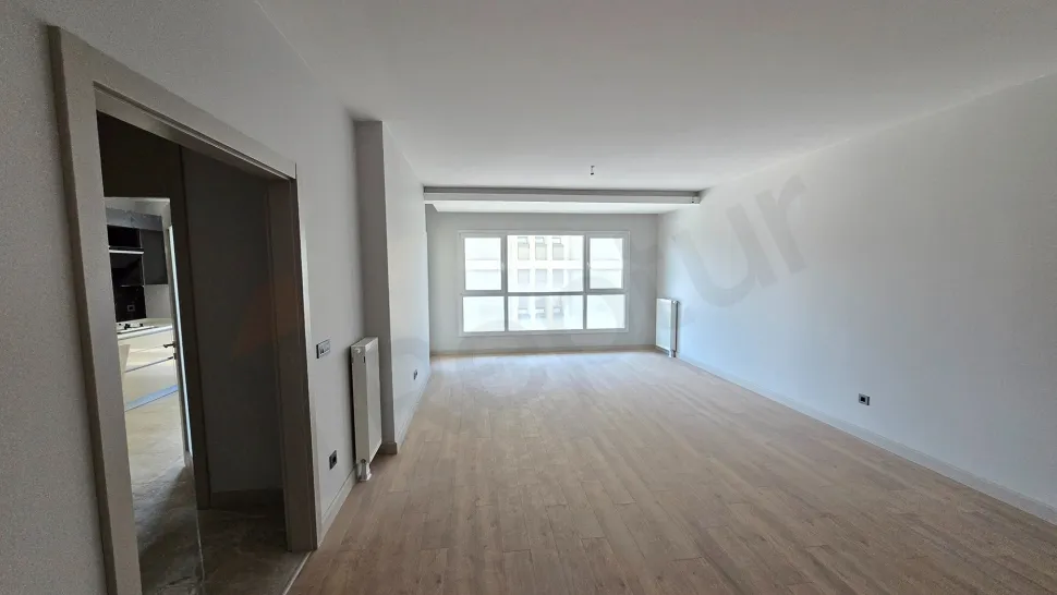 Geniş pencereli, ferah ve modern bir 4+1 dairenin aydınlık oturma odası alanı.