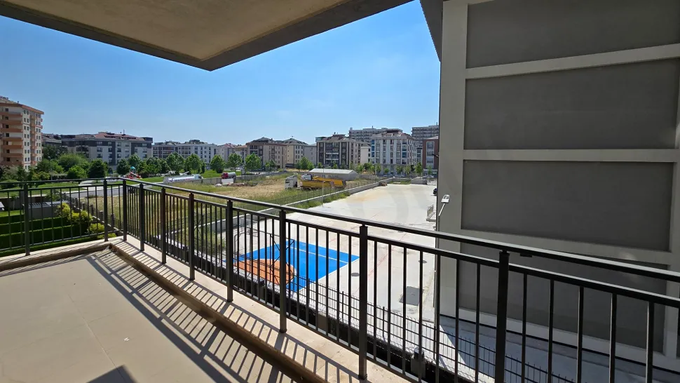 İstanbul Beylikdüzü'nde yüksek bir kattan görünen geniş panoramik şehir manzarası.